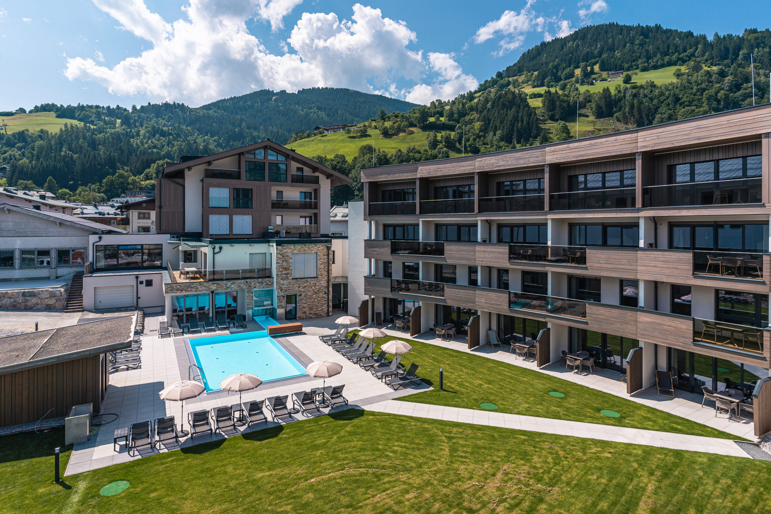 Vista esterna di lusso sul lago con piscina